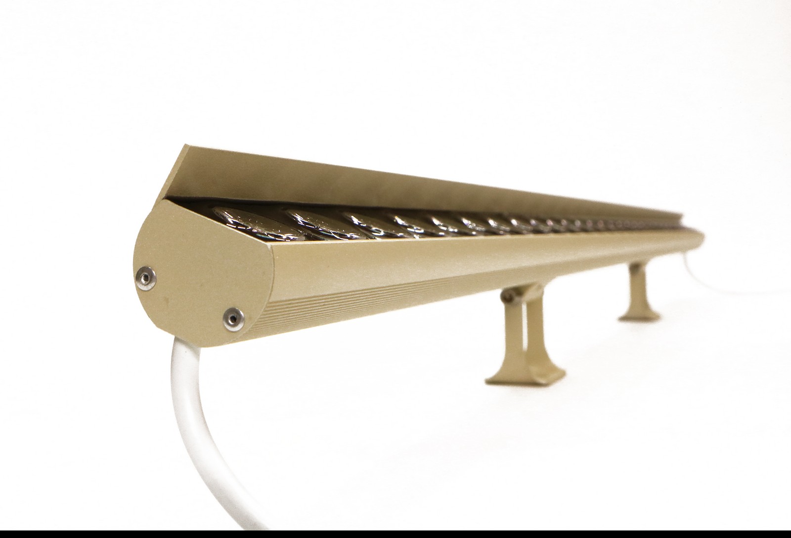 Архитектурный светильник светодиодный линейный для подсветки фасадов MDL-100 Архитектурный светильник светодиодный линейный для подсветки фасадов MDL-100